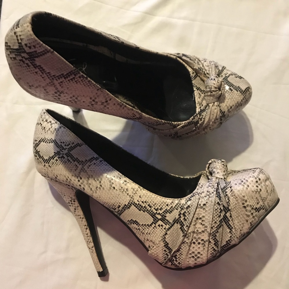 💋QUIPID KNOT FRONT SNAKESKIN HEELS💋